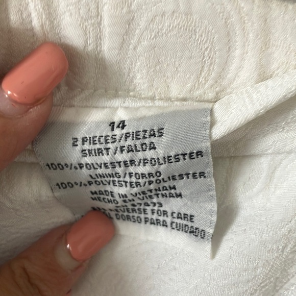 Elegant White Women's Skirt Size 14 fully lined - Picture 2 of 4